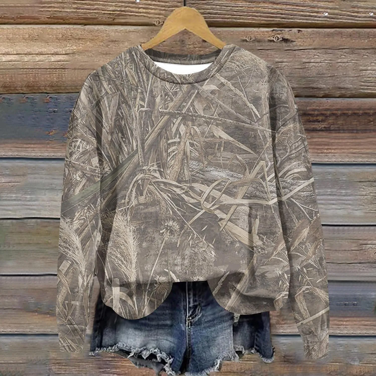 Camo Sweatshirts for Women Maplr Leaf Print Crewneck Sweatshirts Long Sleeve Oversized Pullover Fall Camo Sweater