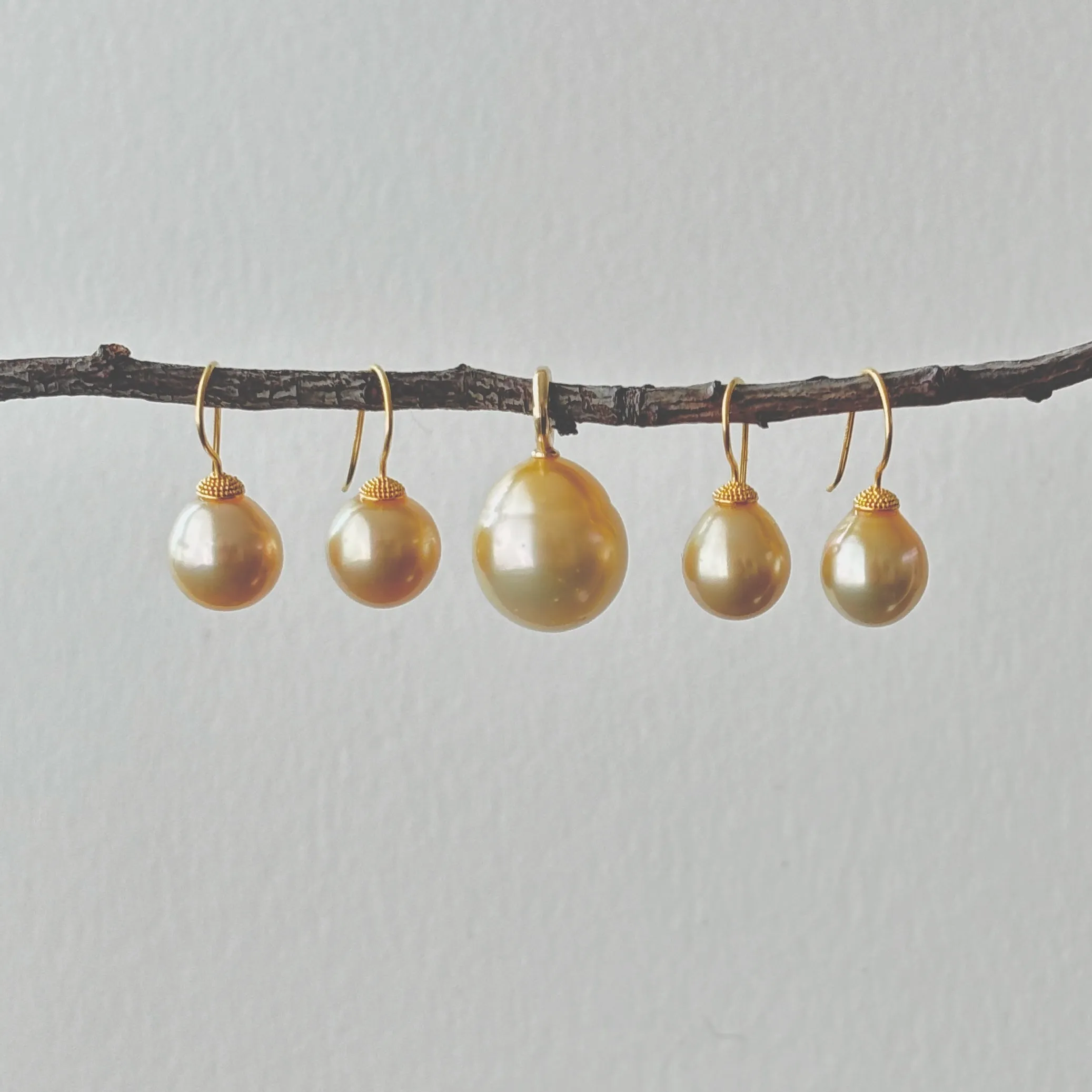 Simple South Sea pearl earrings in 18k yellow gold